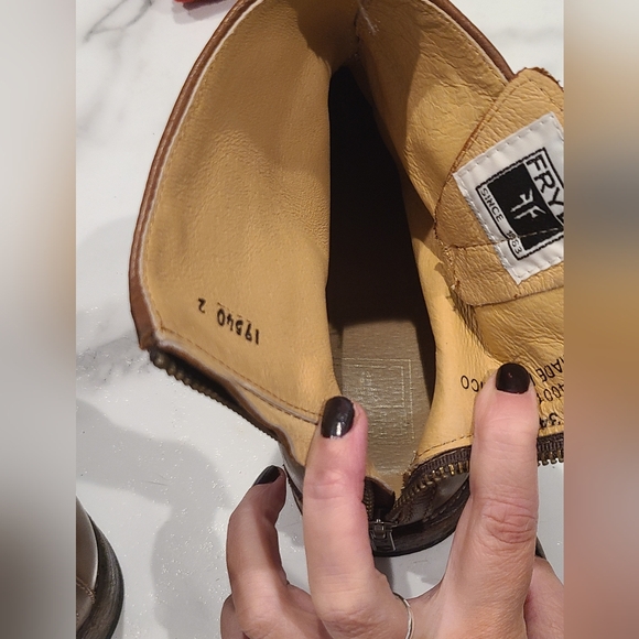 FRYE Cognac Tyler Engineer Brown Leather Ankle Boots 9.5 - Picture 5 of 16